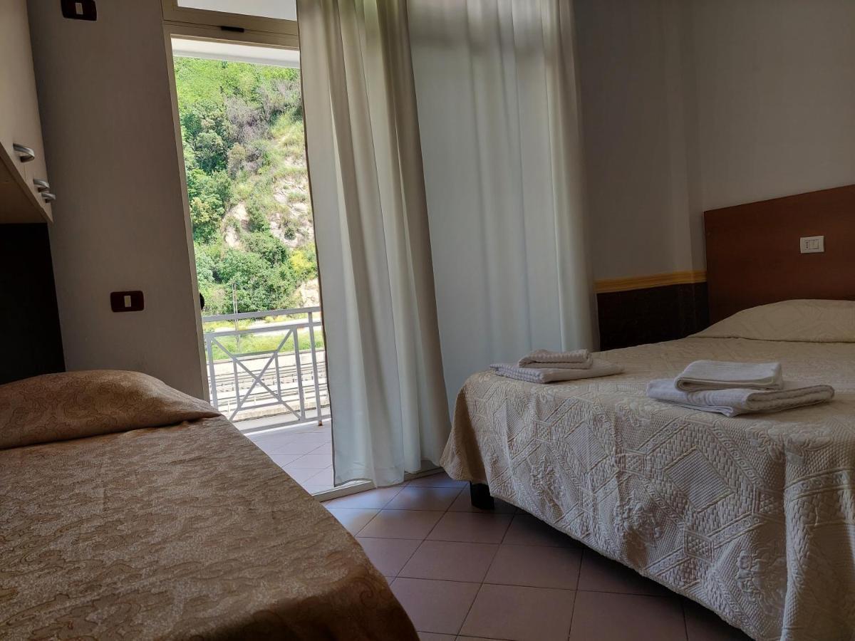 Hotel Nacional Durres Bagian luar foto